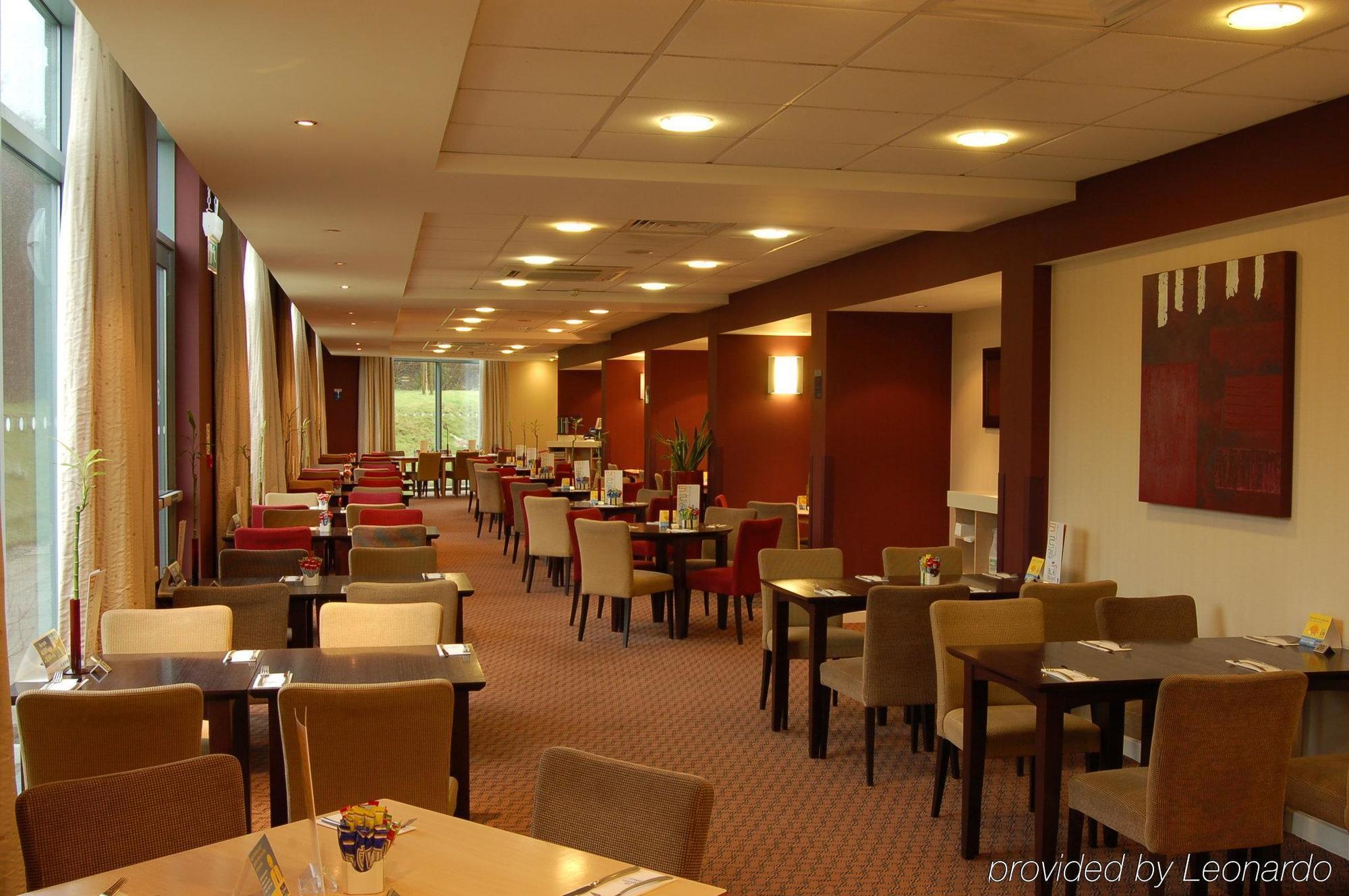 Holiday Inn Express London Stansted Airport, An Ihg Hotel Stansted Mountfitchet Restaurant photo